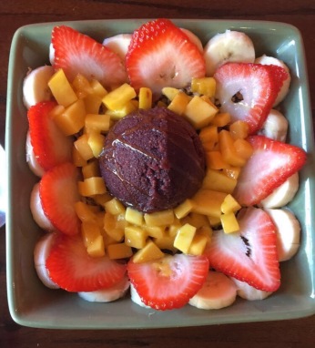Açai bowl from Ubatuba in San Luis Obispo presents colorful and delicious fruits. Photo by Jessica Sharpe.